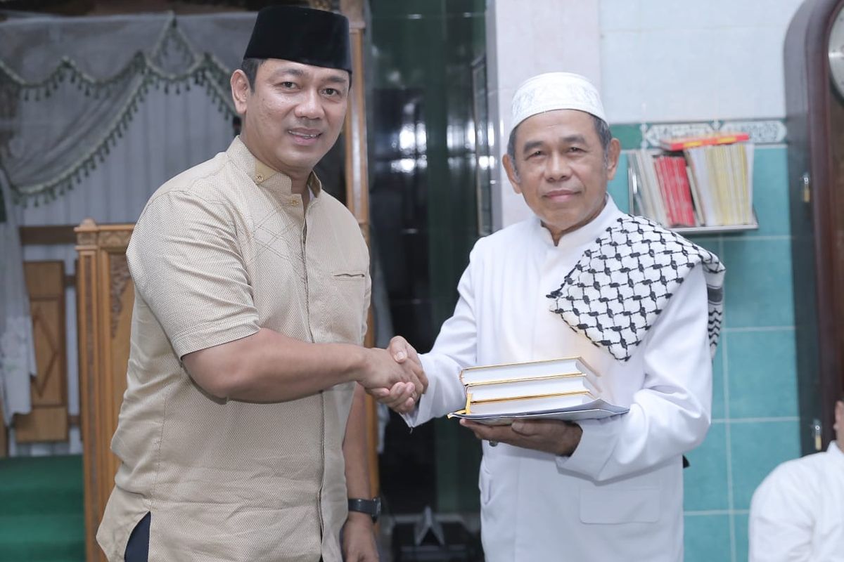 Saat sholat Isya berjamaah beberapa waktu lalu, Wali Kota Semarang Hendrar Prihadi mengimbau kepada jamaah agar merawat lingkungan serta fasilitas yang telah dibangun.