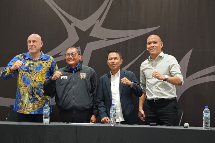 Dari kiri ke kanan: Direktur Teknik PSSI, Alexander Zwiers; Ketua BTN, Sumardji; Sekjen PSSI, Yunus Nusi; dan pelatih Timnas U20 Indonesia, Nova Arianto berpose usai sesi konferensi pers di GBK Arena, Jakarta, pada Kamis (20/11/2025).