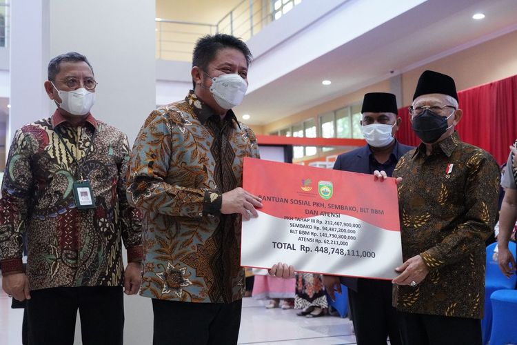  Wakil Presiden Ma'ruf Amin menyerahkan bantuan langsung tunai (BLT) bahan bakar minyak (BBM) secara simbolis saat mengunjungi Mal Pelayanan Publik Dinas Penanaman Modal dan Pelayanan Terpadu Satu Pintu Kota Palembang, Selasa (6/9/2022).