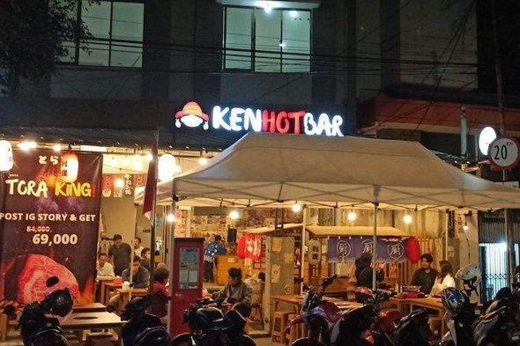 Stan Kuliner di Jalan Lengkong Kecil pada malam hari