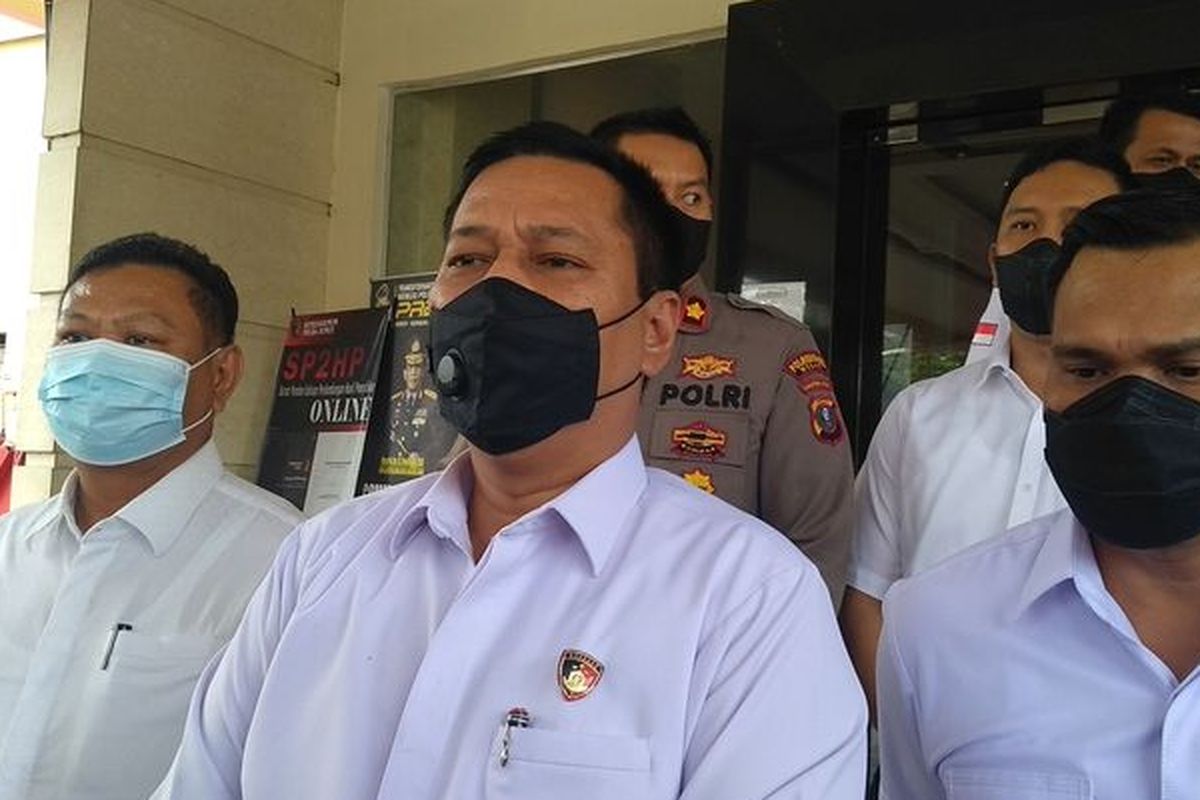 Direktur Reserse Kriminal Umum Polda Sumut Kombes Pol Tatan Dirsan Atmaja menjelaskan soal penyapu jalan di Medan yang jadi korban begal, Selasa (4/1/2022).