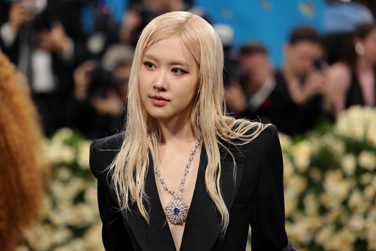 Musisi Korea Selatan, Rose Blackpink, menghadiri perayaan Met Gala 2025 Superfine: Tailoring Black Style di  Metropolitan Museum of Art, New York, Senin (5/5/2025).