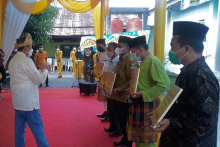 Gubernur Riau Syamsuar menyerahkan bantuan uang biaya makan untuk anak-anak Panti Asuhan Putra Muhammadiyah di Kota Bangkinang, Kabupaten Kampar, Riau, Jumat (8/10/2021).