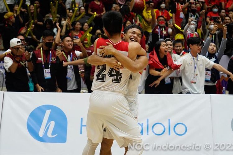 Skuad timnas basket Indonesia berselebrasi setelah berhasil memastikan merebut medali emas SEA Games 2021 Vietnam, Minggu (22/5/2022).