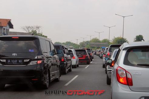 Antrean Kendaraan Sepanjang 5 Km di Tol Cikampek Arah Jakarta