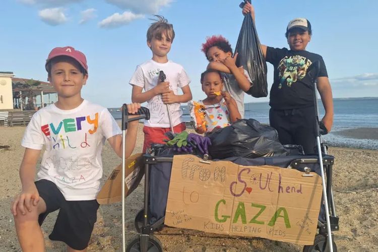 Anak-anak Ini Galang Dana Bersihkan Pantai untuk Bantu Anak yang Kelaparan di Gaza