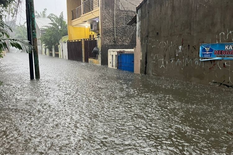 Hujan deras yang mengguyur wilayah Ibu Kota menyebabkan tiga RT di kawasan Pasar Rebo, Jakarta Timur, terpendam banjir pada Selasa (4/10/2022) sore.  Banjir merendam wilayah RT 10, 06, dan 02 RW 08 di dua jalan berbeda yakni Jalan Dana Prasetya dan Jalan H. Taiman Barat, Gedong. 