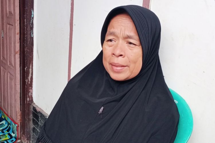 Siti Khoirah (56), istri dari petugas Linmas di salah satu tempat pemungutan suara (TPS) di Kelurahan Arjosari, Kota Malang, Jawa Timur, Marjani (67), yang meninggal dunia pada Senin (19/2/2024) pagi. 