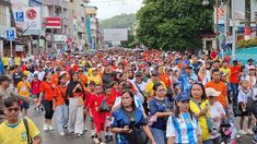 Sambut Piala Dunia, Ribuan Warga Ambon Turun Jalan Pakai Jersey Tim Favorit