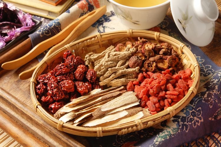 Herbal China, terdiri dari akar-akaran dan buah kering untuk cia po. 