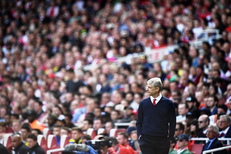 Manajer Arsenal, Arsene Wenger, menyaksikan permainan anak asuhnya saat melawan Everton di  Stadion Emirates pada 21 Mei 2017.  