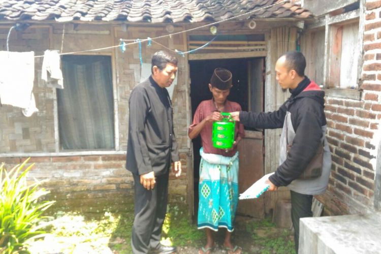 Patonah (tengah) saat masih hidup menerima rantang kasih yang berisi makanan yang diantar setiap pagi.