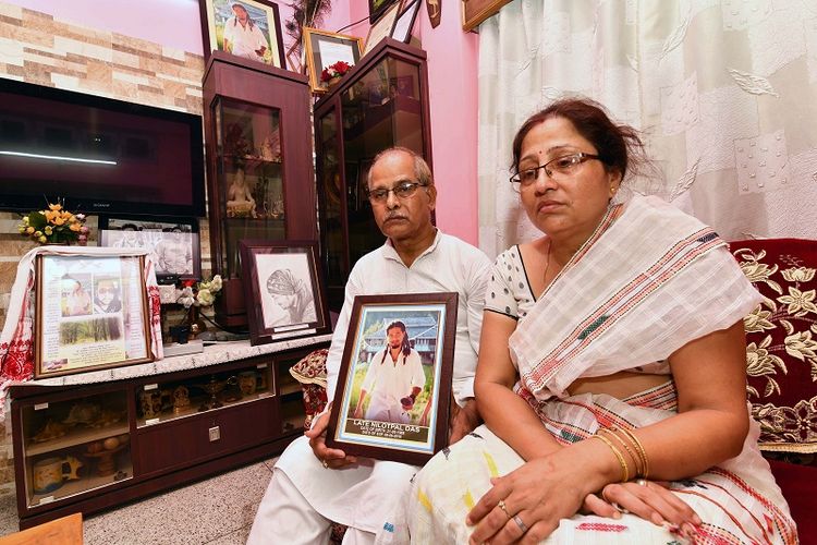 Gopal Chandra Das (kiri) dan istrinya Radhika Das, memegang foto Nilotpal Das, putra mereka yang tewas dikeroyok massa karena disangka sebagai anggota jaringan penculik anak-anak.


