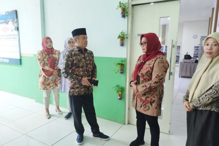 Wakil Bupati Bangkalan, Fauzan Jakfar saat berbincang dengan Kepala Dinas Kesehatan, Nur Hotibah di Kantor Dinkes Bangkalan, Jumat (20/6/2025). 