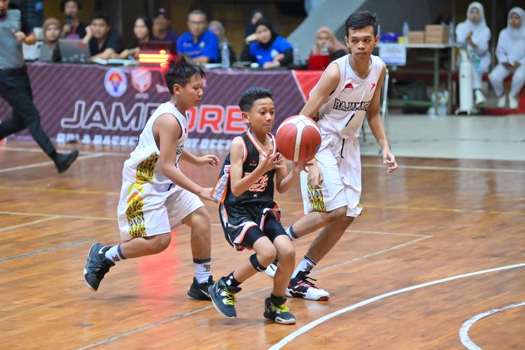 Aksi anak-anak KU 14 dalam pertandingan Jambore Bola Basket Usia Dini antara Patriot Beezers B (Hitam) vs Rajamantri Basketball Academy (Putih), pada hari Jumat (11/8/2023) di Gor Pajajaran Kota Bandung.
