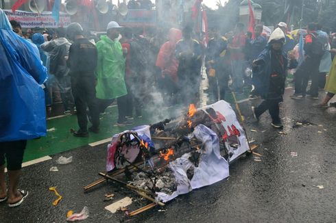 Massa Aksi Tolak Perppu Cipta Kerja Bakar Ban dan Keranda di Depan Gedung DPR RI