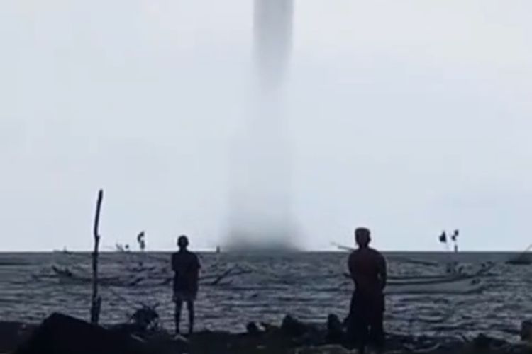 Fenomena waterspout yang terjadi di Selat Bali menjadi tontonan warga Wongsorejo, Banyuwangi, Selasa (27/5/2025).
