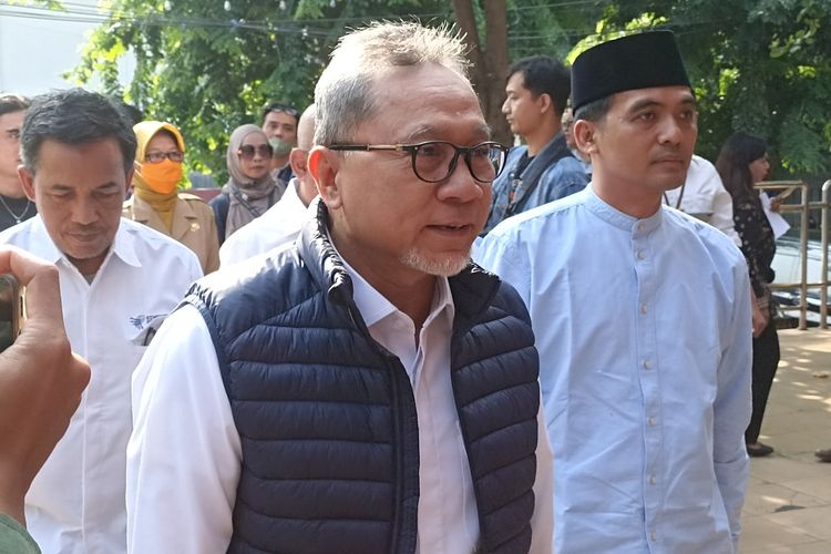 Ketua Umum Partai Amanat Nasional (PAN) Zulkifli Hasan mengunjungi Pasar Bulu Semarang, Jawa Tengah.