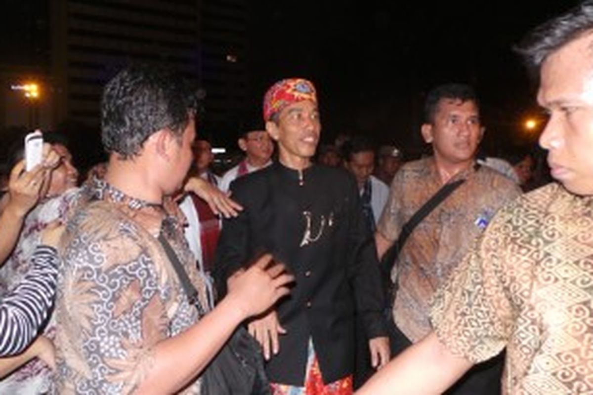 Gubernur DKI Jakarta Jokowi dan Wakilnya Basuki menyempatkan diri mampir di Bundaran HI dalam perayaan HUT DKI Jakarta. Sabtu (22/6/2013) malam.