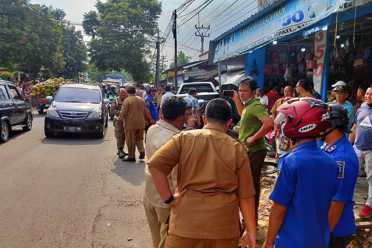 Lokasi kejadian tabrakan yang disebabkan mobil ditumpangi Bupati Kuningan Acep Purnama di Kabupaten Kuningan, Jawa Barat, Senin (3/4/2023).