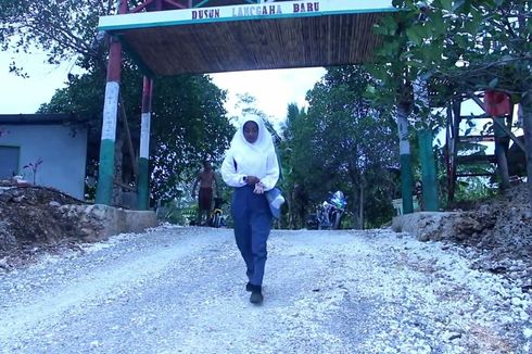Kisah Anak Yatim Piatu di Wakatobi Berjalan Kaki ke Sekolah Sejauh 14 Km