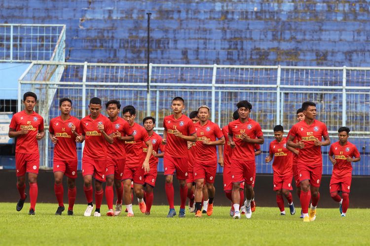 Latihan perdana Arema FC untuk persiapan Piala Menpora 2021 yang diikuti 20 pemain di Stadion Kanjuruhan Kabupaten Malang, Jawa Timur, Senin (22/02/2021) sore.
