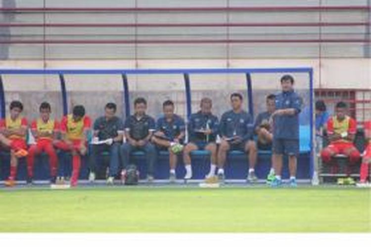 Pelatih Tim Nasional Indonesia U-19, Indra Sjafri (berdiri), menyaksikan laga uji coba timnya melawan Valencia B di Ciudad Deportivo de Paterna Valencia, Kamis (18/9/2014) malam.