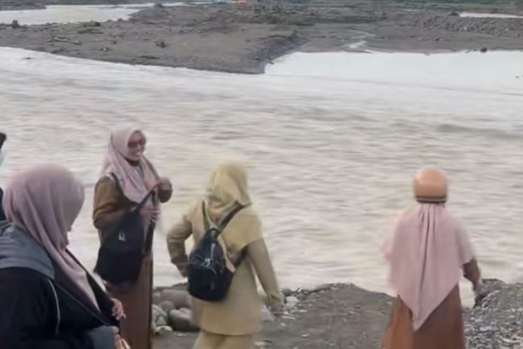 Jalan Darurat Ambles Diterjang Banjir, Guru di Aceh Utara Tak Bisa Menyeberang ke Sekolah