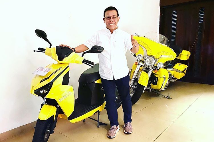 Masinton berpose di sebelah skuter listrik Gesits dalam unggahan Instagram pribadi Bambang Soesatyo.