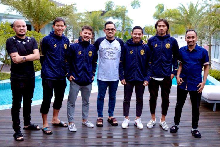 Pemain baru Arema FC untuk musim 2022 Adam Alis, Gian Zola, Evan Dimas dan Andik Rendika Rama foto bersama manajer M Ali Rifki (kiri) dan Presiden klub Gilang Widya Pramana (tengah).