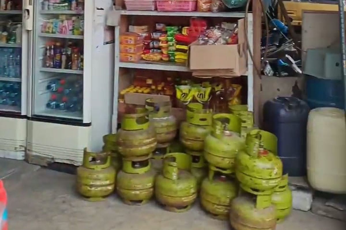 Kondisi Toko Kelontong sekaligus pengecer Gas LPG 3kg di Manukan Kulon, Surabaya. Terlihat banyak gas yang kosong pada Selasa (04/03/25)