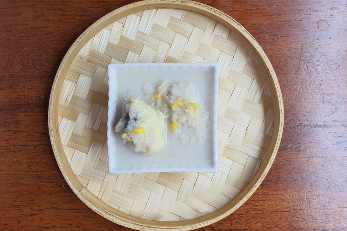 Ketan santan durian lumer, legit, dan gurih.