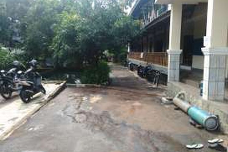Halaman rumah warga bernama Muadjir (67) di Pondok Labu, Jakarta Selatan yang kemarin kebanjiran. Banjir diduga akibat dampak pembangunan proyek perumahan mewah dan apartemen di seberang rumah warga tersebut. Senin (25/7/2016) 