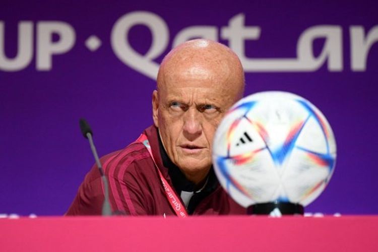 Ketua Komite Wasit FIFA, Pierluigi Collina, saat menghadiri konferensi pers menjelang pembukaan Piala Dunia 2022 di Doha, Qatar, pada 18 November 2022. Pierluigi Collina menjadi sosok di balik lamanya injury time laga-laga Piala Dunia 2022 Qatar.