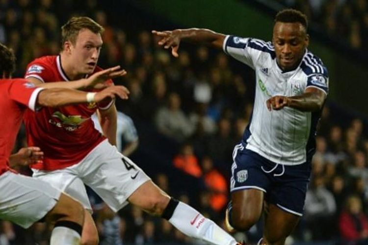 Striker West Bromwich Albion, Saido Berahino (kanan), mencoba melewati hadangan dua pemain Manchester United, Rafael (kiri) dan Phil Jones (tengah), pada laga di The Hawthorns, Senin (20/10/2014). Terkini, Saido Berahino masuk dalam skuad timnas Burundi untuk pertandingan FIFA Match Day melawan timnas Indonesia pada 25 dan 28 Maret mendatang.