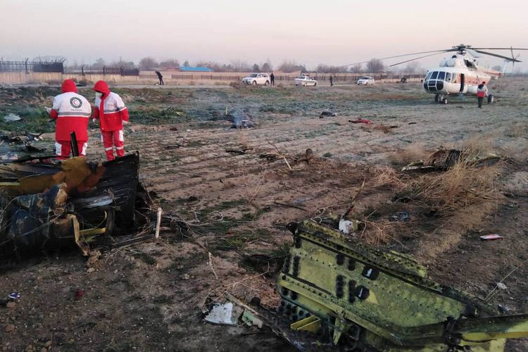 Petugas memeriksa lokasi jatuhnya pesawat Ukraina di Parand, wilayah barat daya Teheran, Rabu (8/1/2020) pagi waktu setempat. Pesawat berjenis Boeing 737-800 itu jatuh tak lama setelah lepas landas dari Bandara Internasional Imam Khomeini, Teheran, Iran.