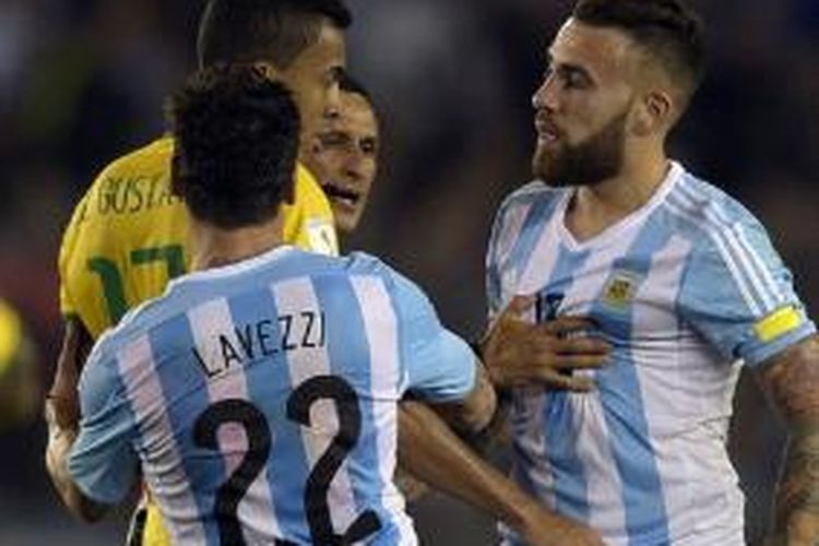 Pemain Argentina Nicolas Otamendi (kanan) terlibat adu argumen dengan pemain Brasil Luis Gustavo pada laga Pra-Piala Dunia 2018 di Stadion Monumental Antonio Vespucio Liberti, Jumat (13/11/2015) waktu setempat.