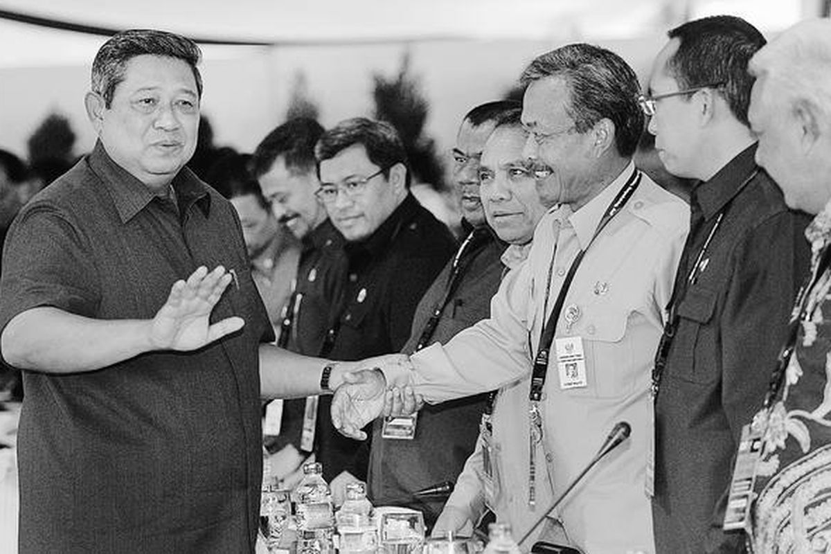 Presiden Susilo Bambang Yudhoyono (kiri) berbincang dengan Gubernur Jawa Tengah Bibit Waluyo dan beberapa gubernur lainnya di sela rapat kerja dengan menteri dan gubernur se-Indonesia di Istana Tampaksiring, Bali, Rabu (21/4).