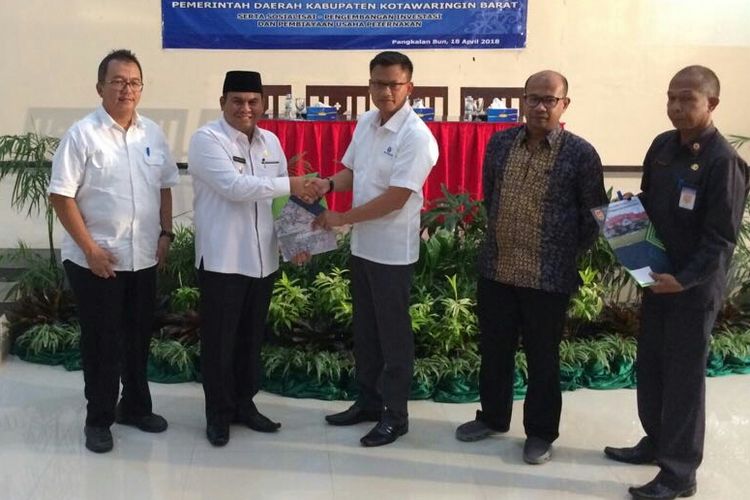 Wakil Bupati Kotawaringin Barat, Ahmadi Riansyah dan Kepala BI Perwakilan Kalimantan Tengah, Wuryanto bersalaman usai penandatanganan MoU pengembangan investasi dan pembiayaan usaha peternakan, di Pangkalan Bun, Kalteng, Rabu (18/4/2018)