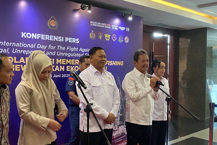 Menteri KKP, Sakti Wahyu Trenggono, menjelaskan soal revitalisasi tambak di Pantura Jawa, Kamis (5/6/2025). 