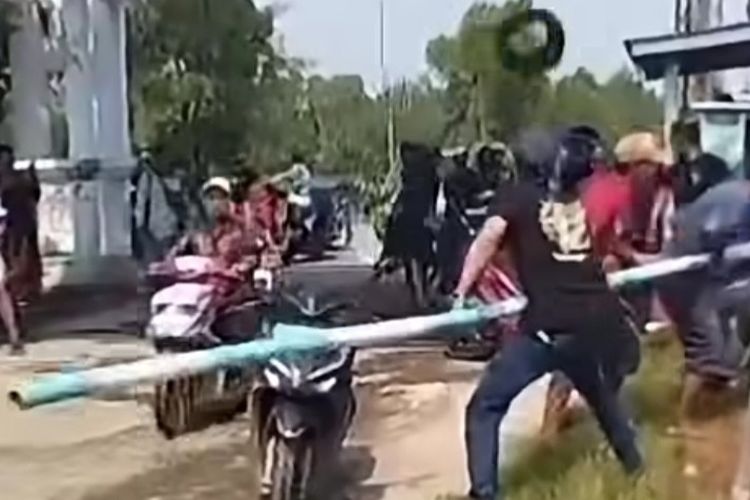 Viral, Video Perusakan Portal Pantai Larangan Tegal, Warga Tuntut Transparansi Pengelolaan BUMDes Beromzet Rp 1 Miliar