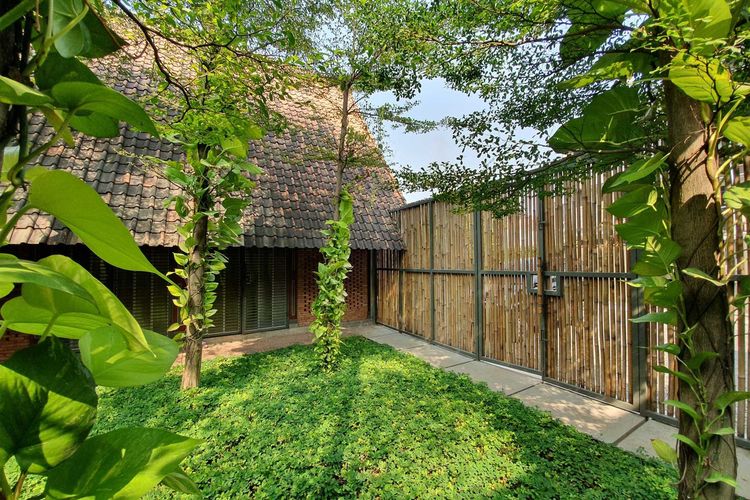 Desain halaman rumah dengan rumput lebat karya arsitek Pramudya 