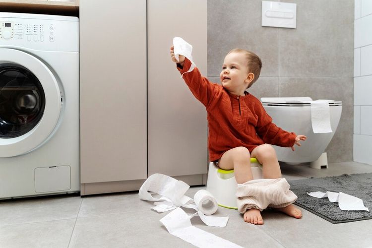 Anak Masih Sering Ngompol Malam Hari Saat Toilet Training, Coba 2 Cara Ini