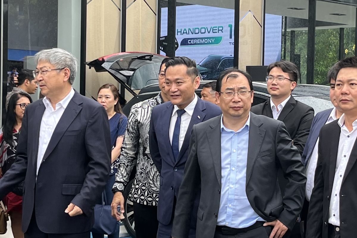 Chairman Chery Automobile Yin Tongyue (kiri) dan President of Chery International, Zhang Guibing (tengah.