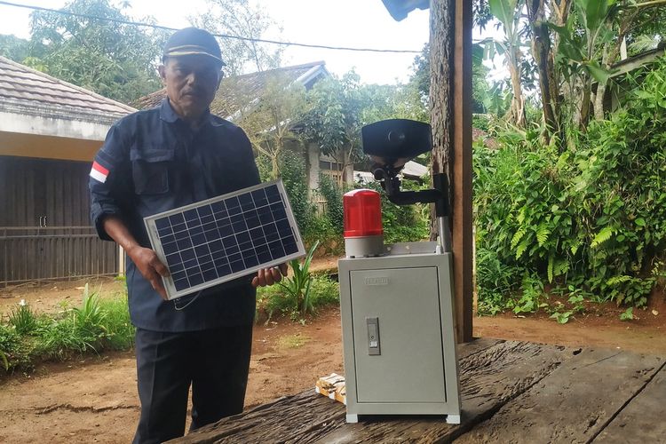 Kepala Dusun Suradita Engkos Kosasih memperlihatkan alat peringatan dini longsor di Dusun Suradita, Desa Ciengang, Kecamatan Gegerbitung, Sukabumi, Jawa Barat, Senin (18/1/2021).