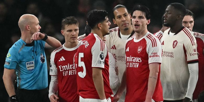 Perdebatan pemain yang melibatkan Virgil van Dijk (tengah) dan Declan Rice dalam pertandingan sepak bola Liga Inggris antara Arsenal vs Liverpool di Stadion Emirates di London pada 8 Januari 2026. (Foto oleh Ben STANSALL / AFP)
