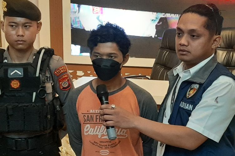 Pelaku pelecehan payudara berinisial ASB (23) warga Grobogan, Jawa Tengah saat dihadirkan dalam jumpa pers di Mapolresta Sleman, Rabu (3/07/2024).