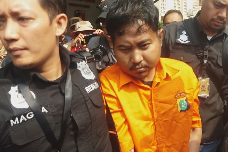 M Nurhadi, terduga pembunuh mantan jurnalis Abdullah Fithri Setiawan alias Dufi yang jenazahnya ditemukan di dalam drum, Bogor, Jawa Barat, Minggu (18/11/2018) diserahkan ke Polres Bogor.