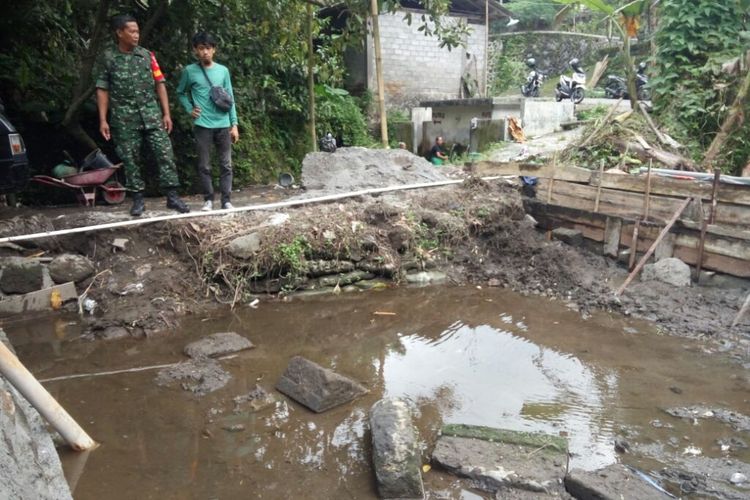 Batu-batu persegi panjang yang diduga kuat dari struktur candi berada di tengah kolam milik Tukiran Warga Dusun Duwet, Desa Wukirsari, Kecamatan Cangkringan, Kabupaten Sleman 