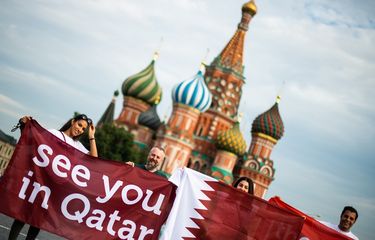 Sekelompok orang memegang spanduk bertuliskan See you in Qatar menjelang final Piala Dunia 2018 Rusia, yang merujuk pada gelaran turnamen sepak bola dunia empat tahunan yang selanjutnya akan dilangsungkan di Qatar pada 2022.